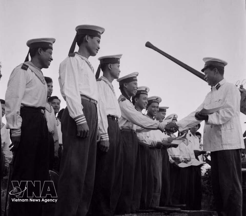 Naval soldiers victorious in the battle to repel the US destroyer USS Maddox on August 2, 1964 receive certificates of merit from the Vietnam People’s Navy. (Photo: VNA)