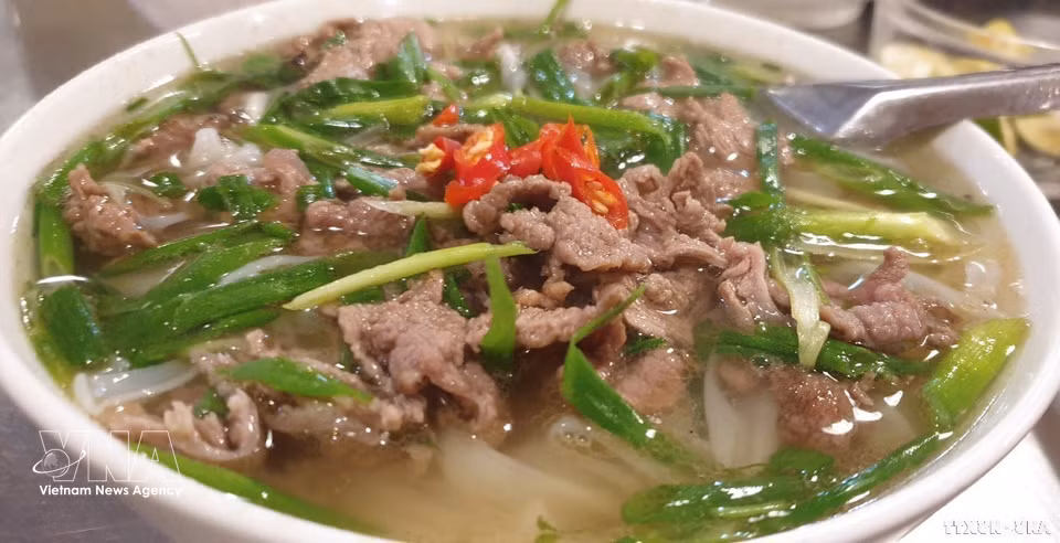 A bowl of rare beef pho served with full condiments. (Photo: VNA)