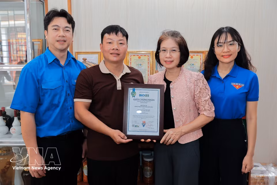 Nguyen Thi Hoai Linh, Vice President of the Vietnam Cooperative Alliance, presents the certificate for “A Mui Leaf-Fermented Wine” by Mau Son Eco-farm Cooperative, verified on the hoptaxa.vn origin traceability system. (Photo: VNA)