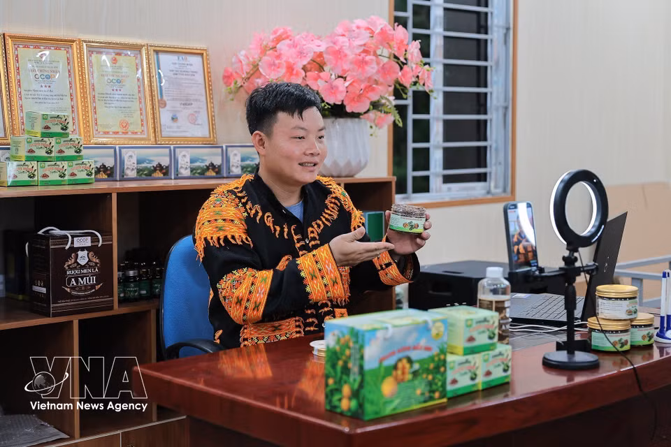 Hoang Phuc Thang livestreams on social media to promote the cooperative’s 3-star OCOP “Mau Son Preserved Wild Lemon”, helping boost publicity and expand market reach. (Photo: VNA)
