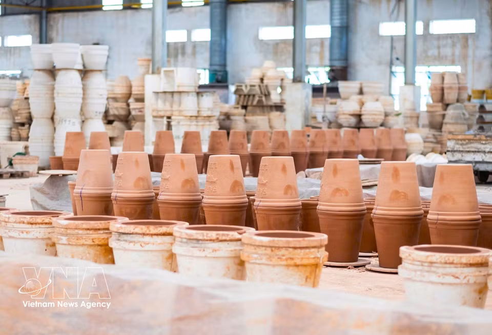 Shortage of young workers poses one of the biggest challenges to traditional pottery craft villages. (Photo: VNA)