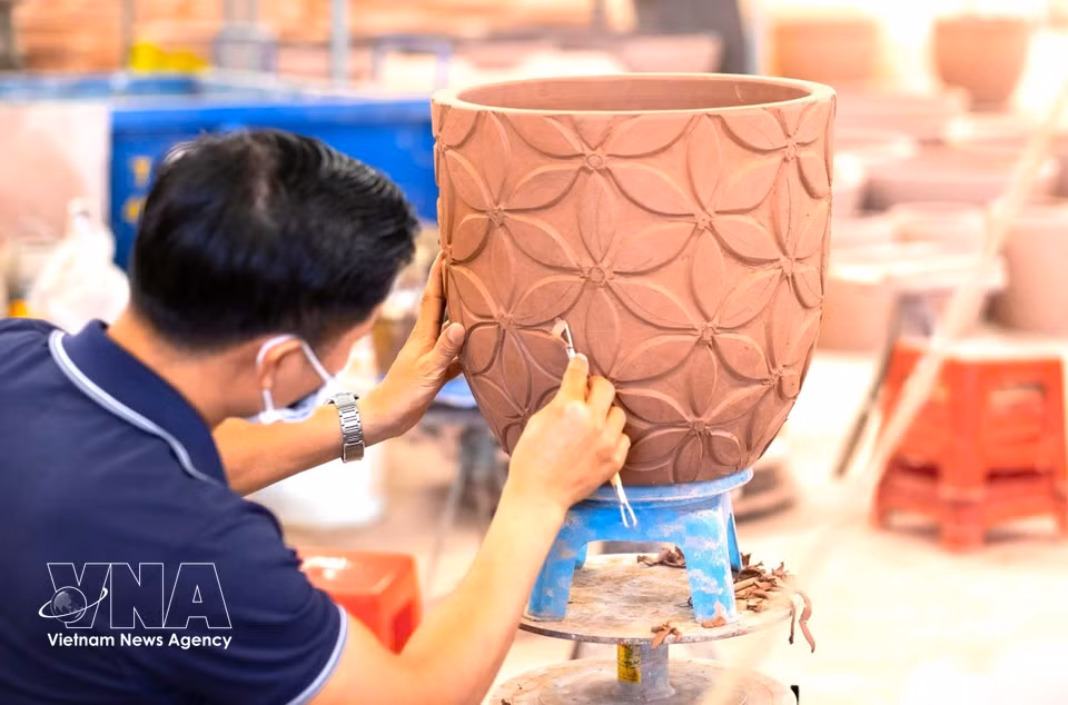 New methods are being applied in traditional pottery manufacturing at enterprises in the Binh Duong craft village. (Photo: VNA)