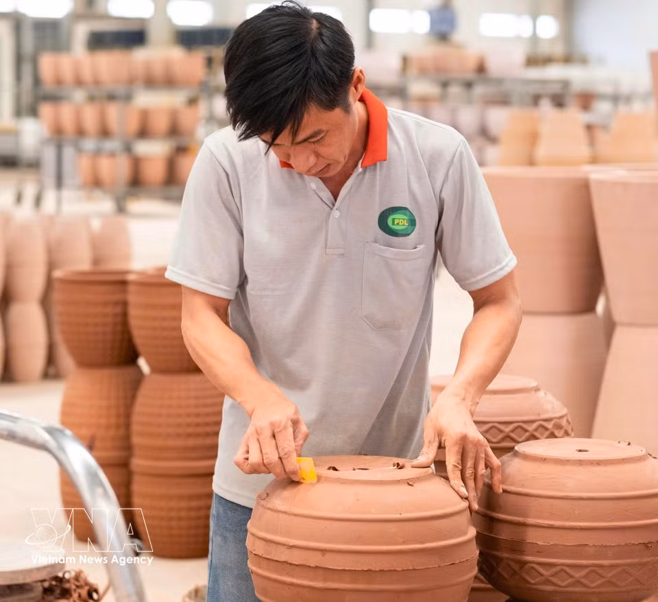 Many enterprises and production facilities are modernising traditional pottery products to better reach consumers. (Photo: VNA)