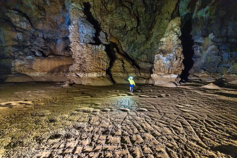 Preliminary surveys show the cave is approximately 3,000 metres long, with an average width of 70 metres and several chambers extending beyond 100 metres. (Photo: VNA)