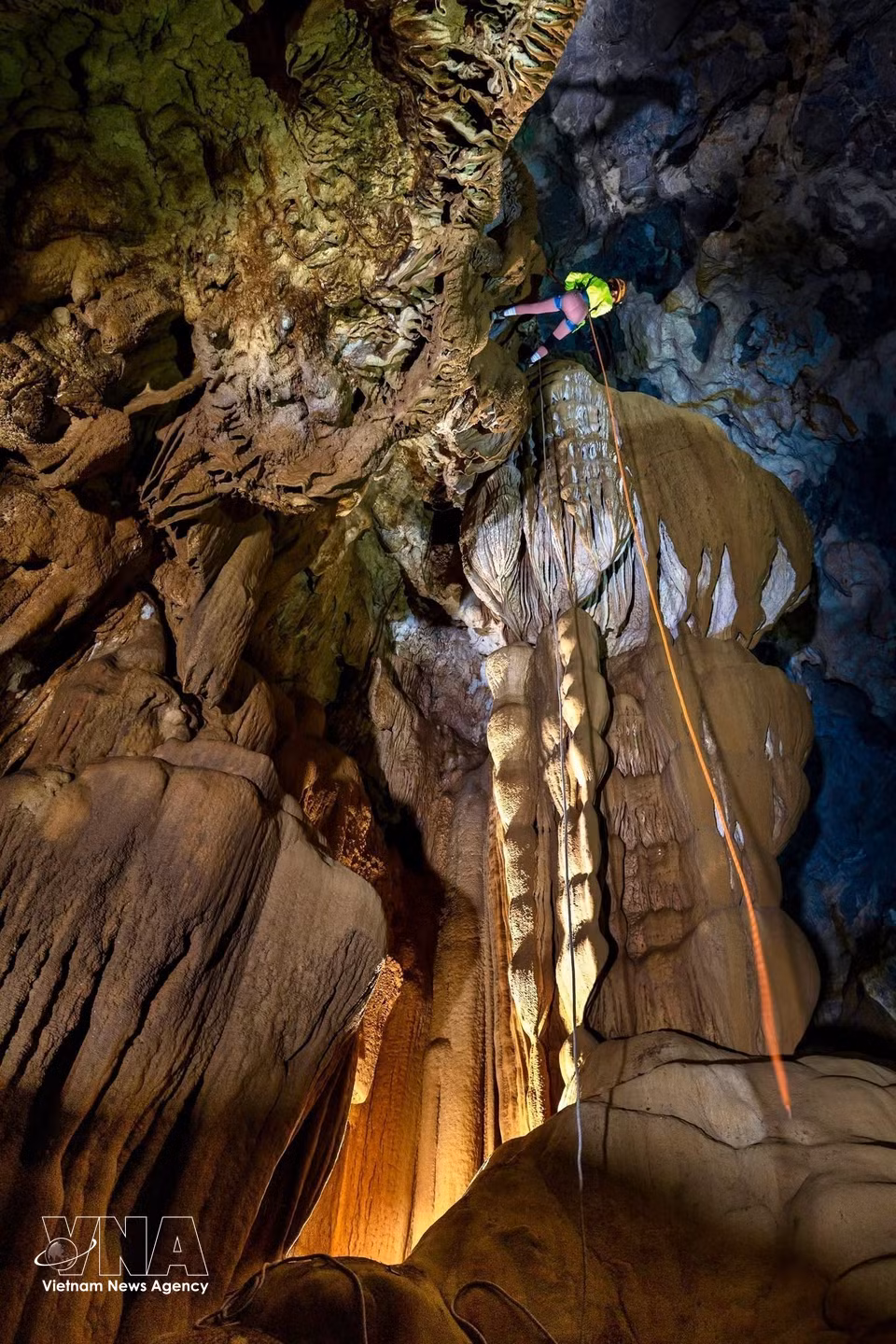 An exploration team abseils into Thang Cave. (Photo: Published by VNA)