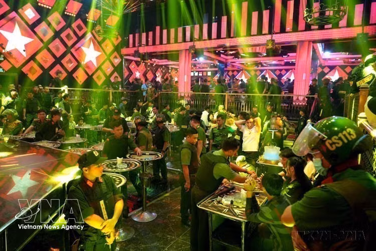 Police of Binh Thuan province (now part of Lam Dong province) dismantle a large-scale illegal drug-use venue, May 2, 2025. (Photo: Published by VNA)
