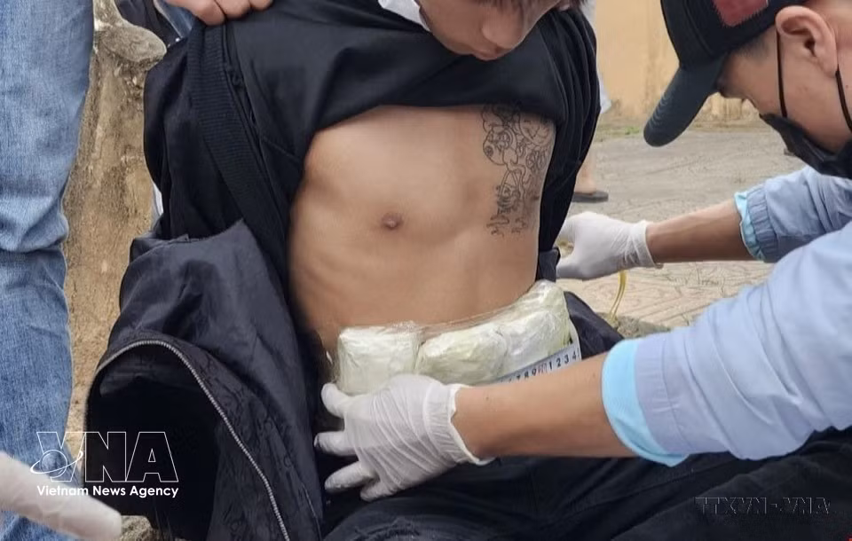 Police of Quang Tri province apprehend two suspects found carrying nearly 12,000 pills suspected to be methamphetamine tablets in 2024. (Photo: Published by VNA)