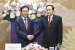 NA Chairman Tran Thanh Man (R) shakes hands with General Director of Samsung Vietnam Choi Joo. (Photo: VNA)