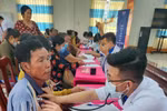 Young doctors provide medical examinations for people in An Bien district, Kien Giang province. (Photo: VNA)
