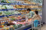 Customers choose foods at Co.opmart Thanh Ha supermarket in Phan Rang-Thap Cham city, Ninh Thuan province. - Illustrative image (Photo: VNA)