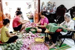 The traditional craft of making lotus-scented tea in Quang An ward, Tay Ho district becomes a symbol of Hanoi's culinary culture. (Photo: VNA)