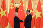 General Secretary of the Communist Party of Vietnam Central Committee Nguyen Phu Trong (L) meets his Chinese counterpart Xi Jinping in Beijing in October 2022 (Photo: VNA)