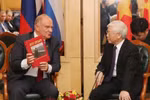 Party General Secretary Nguyen Phu Trong (R) receives Chairman of the Communist Party of the Russia Gennady Ziuganov in Moscow on September 8, 2018. (Photo: VNA)