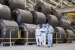 Checking the quality of exported steel at a factory of Hoa Phat Group (Photo: hanoimoi.vn)