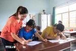 A class for children affected by Agent Orange/dioxin taught by Ms. H'Khuin, a Jrai ethnic people in Gia Lai province (Photo: VNA)