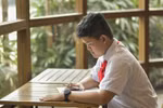 Nguyen Do Quang Minh, a ninth grader, in Da Nang city wins the national round for the 53rd UPU letter-writing contest. (Photo: sggp.org.vn)