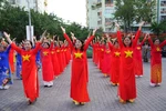 The women dance to the tunes of the “Nguoi Ha Noi (Hanoi people)”, “Tien ve Ha Noi” (Marching to Hanoi), and “Ha Noi nhung cong trinh” (Hanoi’s construction works)” songs. (Photo: VNA)