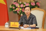 Deputy Prime Minister Tran Hong Ha chairs a meeting of the steering committee on housing policy and property market on October 25. (Photo: VNA)