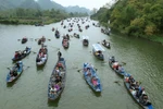 Huong Pagoda festival attracts crowds