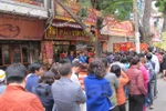 Vietnamese buy gold to mark God of Wealth Day