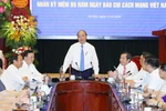 PM visits Nhan dan newspaper ahead of Revolutionary Press Day
