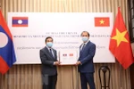 COVID-19: Vietnam presents medical equipment to Laos, Cambodia 