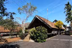 Ako Dhong: village in the city