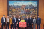 OVs in Poland present face masks to Vinh Phuc province