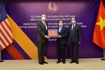 Vietnam presents antibacterial face masks to US