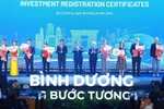 Prime Minister Pham Minh Chinh (C) and investors in Binh Duong province (Photo: VNA)