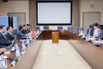 At the working session between Minister of Information and Communications Nguyen Manh Hung and Japanese State Minister of Economy, Trade and Industry Kozuki Ryosuke. (Photo: VNA)