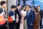 Prime Minister Pham Minh Chinh meets representatives from Vietnam’s embassy and other representative agencies and the Vietnamese community in the Republic of Korea (Photo: VNA)