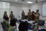 UK experts share experiences in issues related to CRSV and SEA for officers and soldiers of Level-2 Field Hospital No.6 and Engineering Unit Rotation 3 (Photo: VNA)