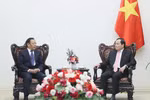 Deputy Prime Minister Tran Luu Quang (R) receives Deputy Director of the State Ethnic Affairs Commission of China Bianba Zhaxi (Photo: VNA)