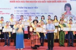 Outstanding blood donors receive certificates of merit (Photo: VNA)