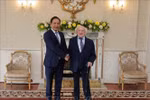 Vietnamese Ambassador to the UK and Ireland Do Minh Hung (L) and Irish President Michael D. Higgins. (Photo: VNA)