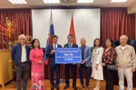 The Vietnamese Embassy in Slovakia receives token of relief worth over 17,000 EUR (19,000 USD) raised by the Vietnamese community in the European country (Photo: VNA)