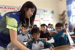 A volunteer student from the Republic of Korea's Gyeongsang National University teaches Korean language for students at the Da Thanh Primary School, Da Lat city, Lam Dong province. (Photo: VNA)