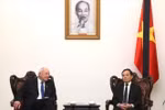 Deputy Prime Minister Tran Luu Quang (R) receives Donald McKinnon, special envoy of the New Zealand Government in Hanoi on July 25. (Photo: VNA)