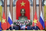 President To Lam (R) and visiting Russian President Vladimir Putin at a meeting with the press in Hanoi on June 20 following their talks on the same day. (Photo: VNA)
