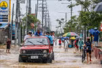 Residents evacuate from flooded areas due to Typhoon Yagi in Rizal province, the Philippines, on September 2, 2024. (Photo: Xinhua/VNA)