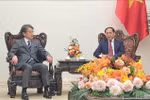 Deputy Prime Minister and Minister of Foreign Affairs Bui Thanh Son (R) and Chairman of the Board of Directors of the Japan Bank for International Cooperation (JBIC) Maeda Tadashi at their meeting in Hanoi on December 4 (Photo: VNA)