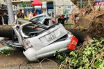 A car crushed by fallen tree in front of HH Building, Linh Dam urban area, Hanoi (Photo: VNA)