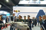 The Vietnamese delegation visit a stall run by Airbus at the expo in Malaysia. (Photo: VNA)