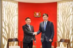 Minister of Finance Ho Duc Phoc (L) and Singaporean Second Minister for Finance Chee Hong Tat at their meeting in Singapore on August 5. (Photo: VNA)