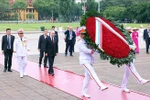 Russian President Vladimir Putin pays tribute to President Ho Chi Minh at his mausoleum in Hanoi on June 20. (Photo: VNA)