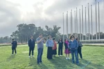 Vietnamese tourists standing outside the building of the Parliament of Australia. (Photo: VNA)