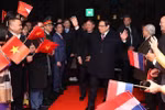 PM Chinh meets Vietnamese community in Netherlands