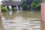 Floods, landslides isolate thousands of residents in central, Central Highlands regions