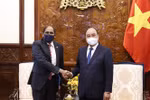 President Nguyen Xuan Phuc receives ambassadors of Singapore, Egypt